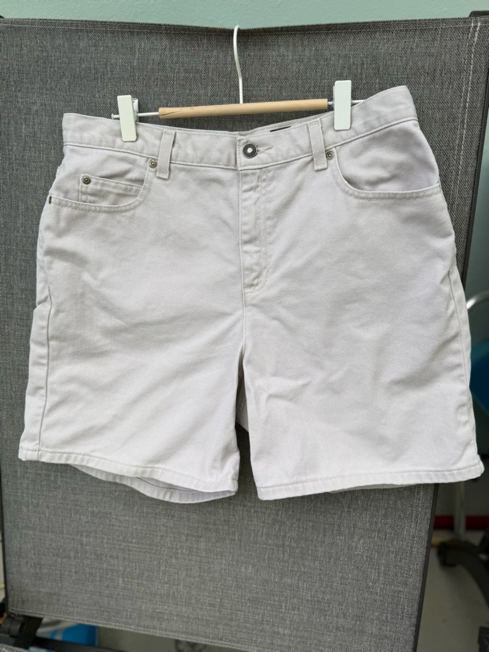 Liz Claiborne Jean Shorts Classic Fit Khaki Sz 12 Woman’s 100% Cotton